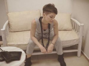 Alessandra Amoroso cambia look e i fan si dividono: "Sembri quella degli anni di Amici"