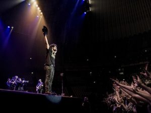 Mannarino durante il live al Palalottomatica di Roma (foto di Ilaria Magliocchetti Lombi)