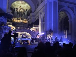 Vinicio Capossela durante il concerto "In–Sanità"