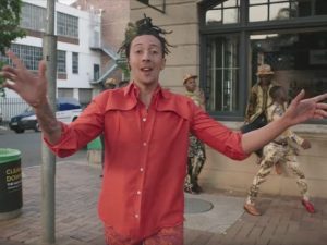 In attesa del suo primo "Album", Ghali pubblica il video di "Happy Days"