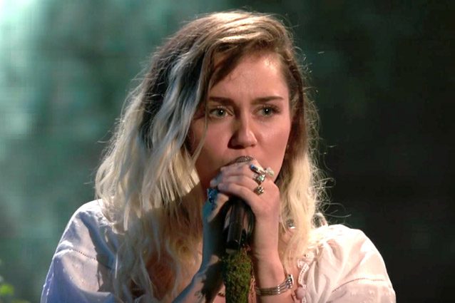 Miley Cyrus si esibisce a "The Voice".
