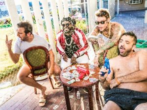 "Senza Pagare", nel nuovo video Fedez e J-Ax a scrocco assieme a Pio e Amedeo
