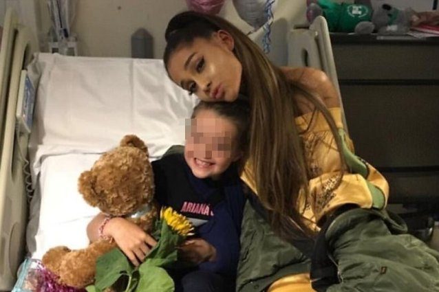 Ariana Grande in ospedale a Manchester per fare visita ai fan feriti nell’attentato