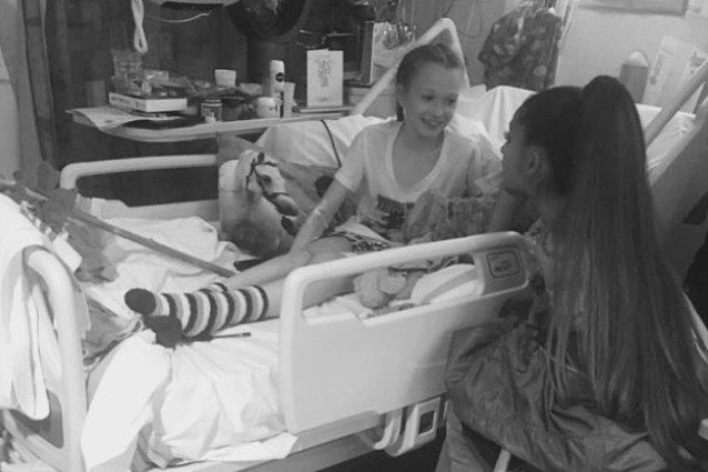 Ariana Grande con una giovane fan