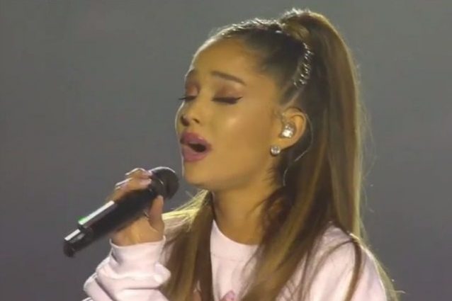 Ariana Grande lascia parlare la musica al One Love Manchester: "Divertitevi stasera"