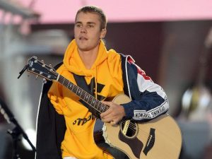 Milano, fan impazziti per Bieber: il cantante si ferma a parlare con loro in aeroporto