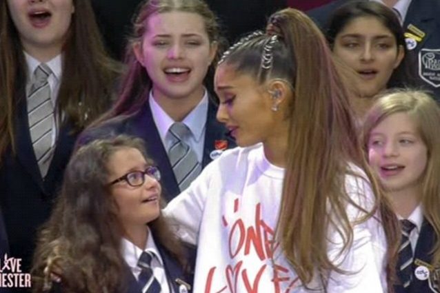 Ariana Grande e la giovane cantante del coro di Manchester in lacrime dopo aver cantato insieme