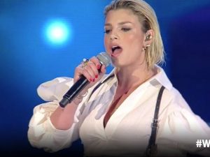 Emma sexy e sadomaso sul palco, ma il pubblico critica look e performance