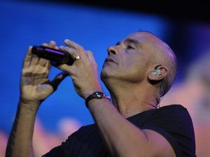 Eros Ramazzotti è guarito: "Ho ripreso a suonare dopo l'operazione alla mano"
