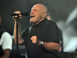Incidente per Phil Collins: sbatte la testa e cancella i concerti a Londra