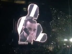 Robbie Williams in lacrime mentre canta "Angels" dedicandola alle vittime di Manchester