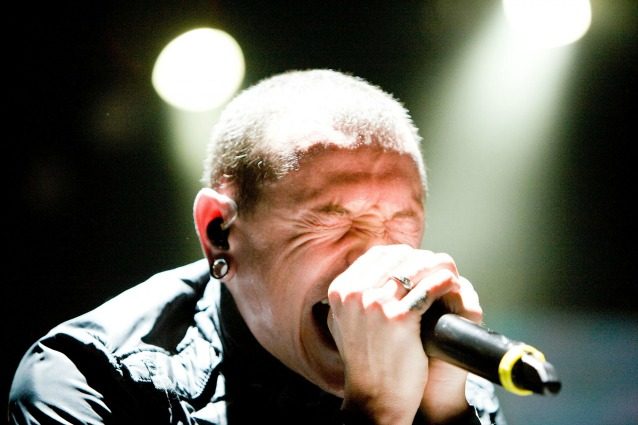 Morto Chester Bennington, le star ricordano il cantante dei Linkin Park suicida a 41 anni