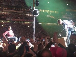 Coldplay: ragazzo in carrozzella trasportato a mano dalla folla sul palco a suonare