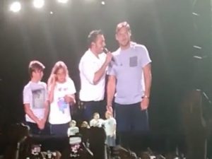 Tiziano Ferro rende omaggio a Totti all'Olimpico: "Hai cambiato il volto di questa città"