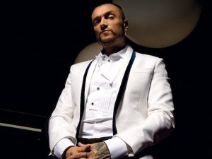 Gué Pequeno sulla copertina di "Gentleman"