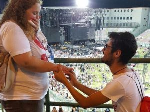 La proposta di matrimonio al concerto di Tiziano Ferro: "È il suo cantante preferito"