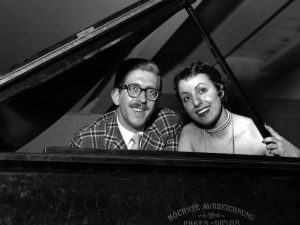 Il maestro Bruno Canfora con la cantante Elsa Peirone (Lapresse)