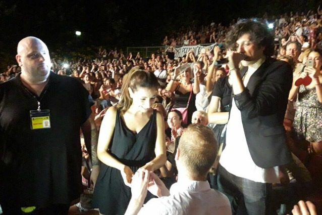 Proposta di matrimonio al concerto di Ermal Meta a Pescara, l'artista: "Vi dichiaro nei guai"