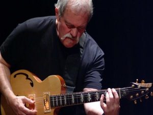 Addio a John Abercrombie, leggendario chitarrista jazz-rock