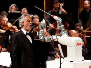 Andrea Bocelli e il robot YuMi (LaPresse)