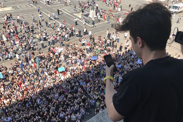 Riki saluta i fan a Milano