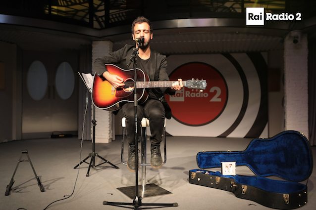 Colapesce durante il live a Radio 2