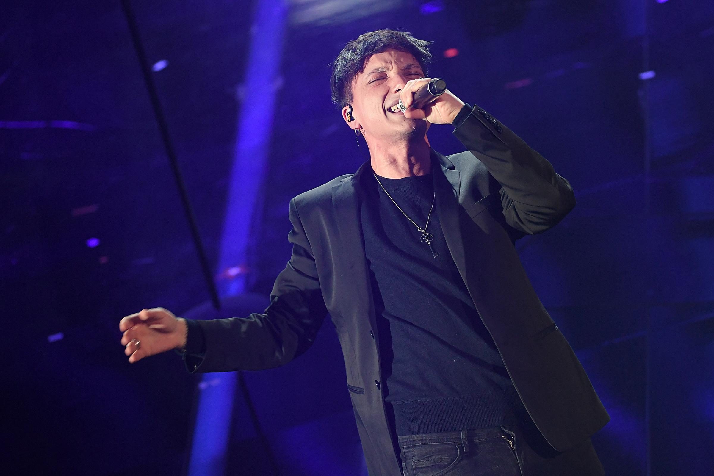 Sanremo 2018 Ultimo E Il Vincitore Delle Nuove Proposte Con Il Ballo Delle Incertezze Slušaj il ballo delle incertezze od ultimo na deezeru. sanremo 2018 ultimo e il vincitore