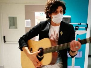 Ermal Meta in visita al reparto di Oncologia pediatrica del Policlinico di Bari (via pagina facebook Apleti Onlus)