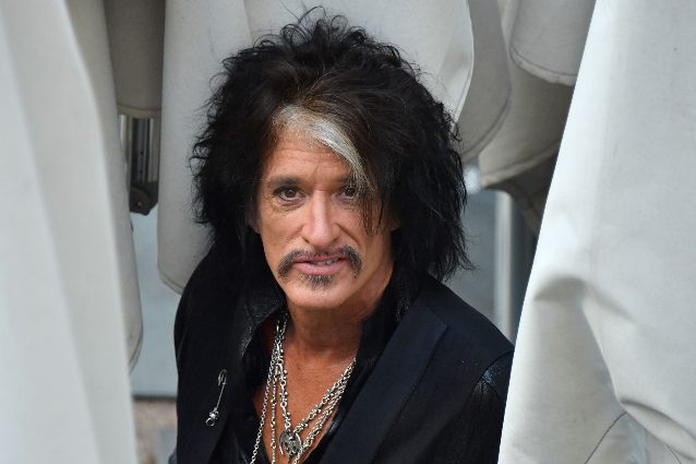 Joe Perry degli Aerosmith portato via dal palco in barella