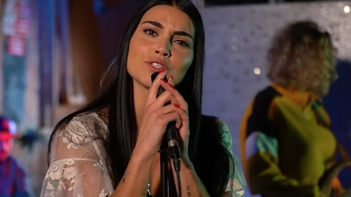 Teresa Langella nel video Controcorrente