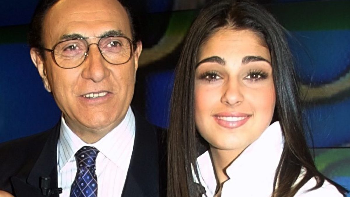 Anna Tatangelo e Pippo Baudo durante il Festival di Sanremo 2002 (LaPresse)