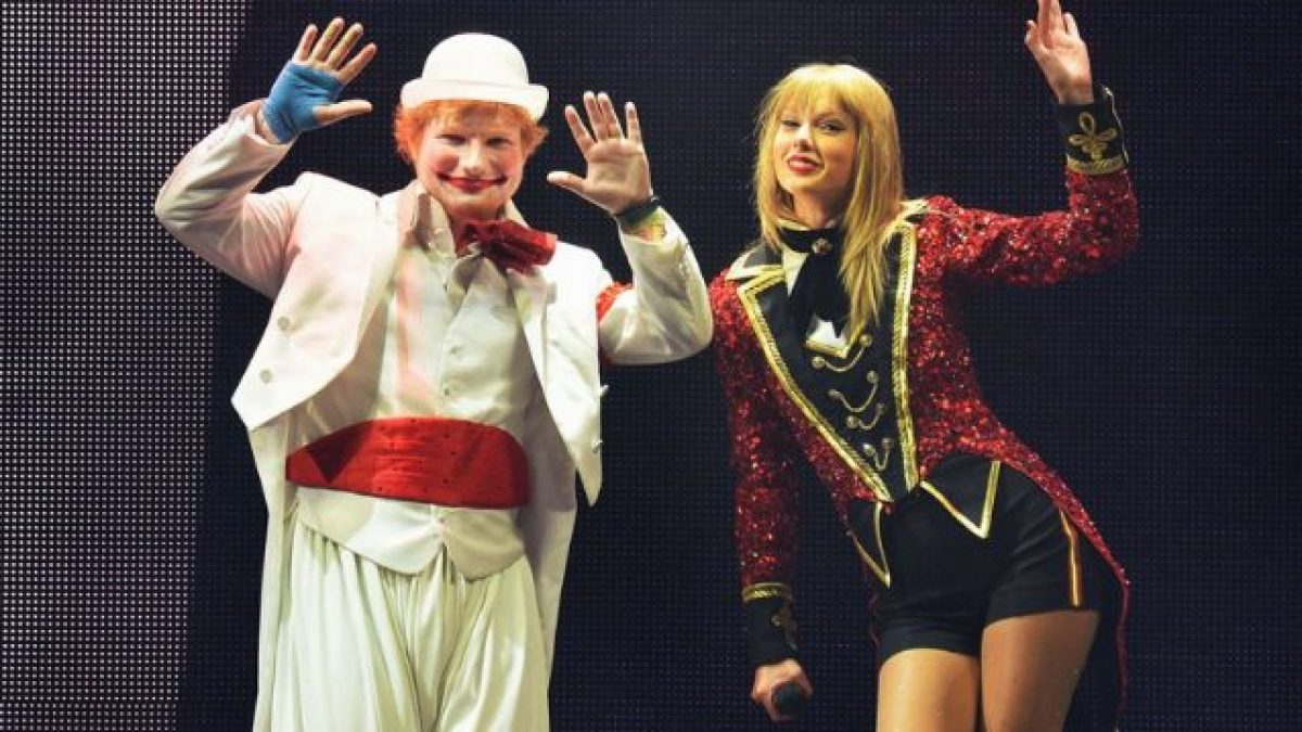 La sorpresa di Ed Sheeran a Taylor Swift durante il tour 2013 della cantante. Foto @EdSheeranHQ Twitter