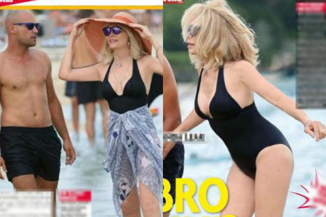 Amanda Lear bellissima a 75 anni, in spiaggia con il toyboy: il fisico è ancora al top