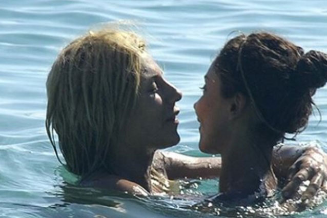 Paola e Patricia, il bagno delle "desnude" infiamma l'Isola dei Famosi 2016