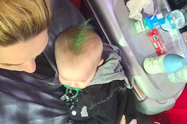 Laura Chiatti e la cresta verde di Enea: "Pazza di te mio baby punk", ma il web insorge