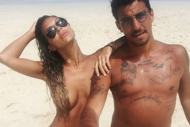 Il fidanzato si diverte in campeggio durante le vacanze 8