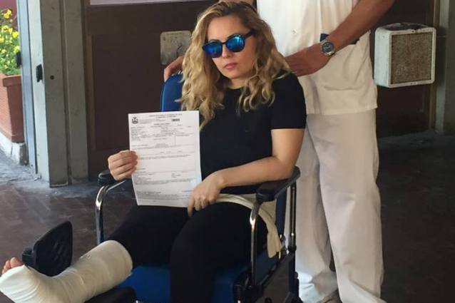 Incidente per Lisa Fusco che si frattura il piede: "Urlava disperata: 'Chi mi crederà?'"