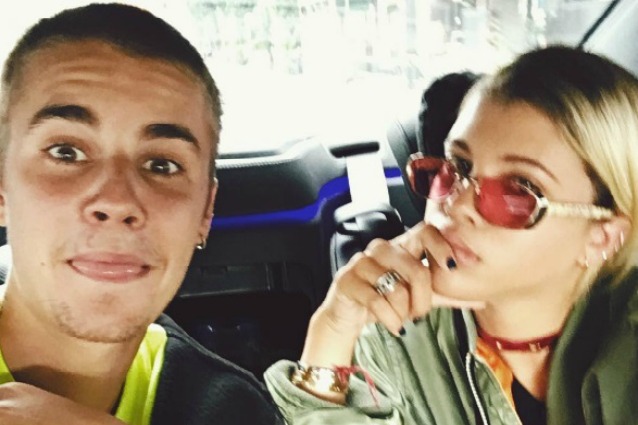 Justin Bieber in guerra con le fan: insulti al nuovo amore Sofia Richie, figlia di Lionel