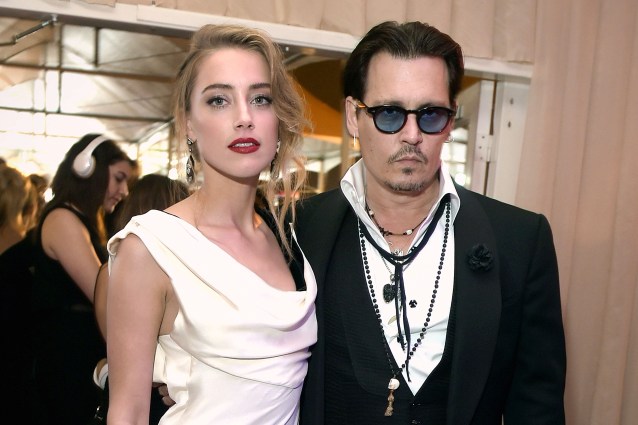 "Johnny Depp si tagliò la punta del dito e scrisse col sangue insulti ad Amber Heard"