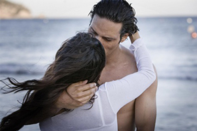 Adua Del Vesco e Gabriel Garko: "Ci hanno chiesto su Fb foto di quando facciamo l'amore"