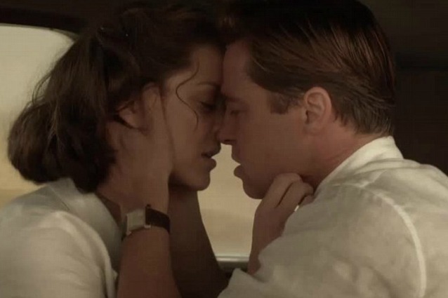 Marion Cotillard e Brad Pitt in una scena del film 'Allied'