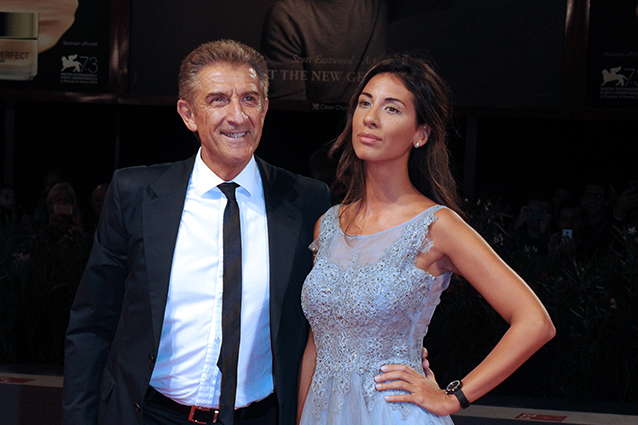 Ezio Greggio e Simona Gobbi, l'amore non ha età sul red carpet a Venezia