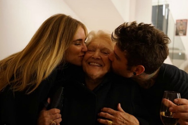 Fedez festeggia il compleanno con Chiara Ferragni, gli amici e l'amata nonna