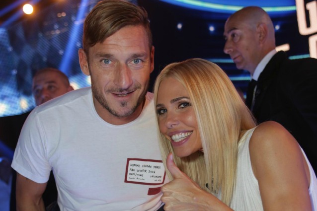 Francesco Totti sostiene dal vivo Ilary Blasi nella puntata più complicata del GF Vip