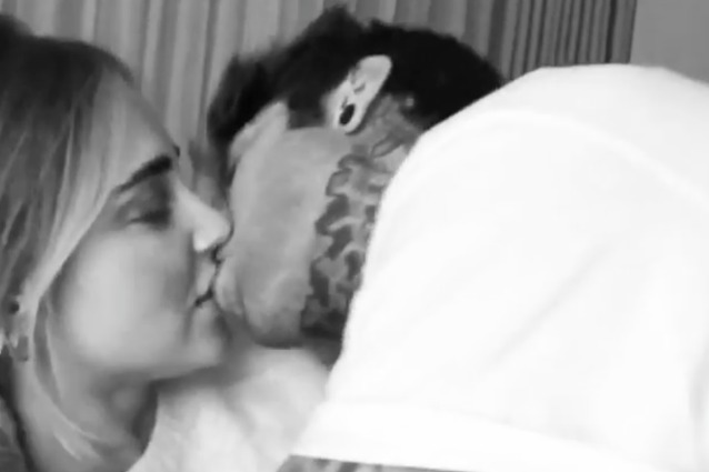 Chiara Ferragni e Fedez innamorati pazzi, baci e teneri giochi sui social