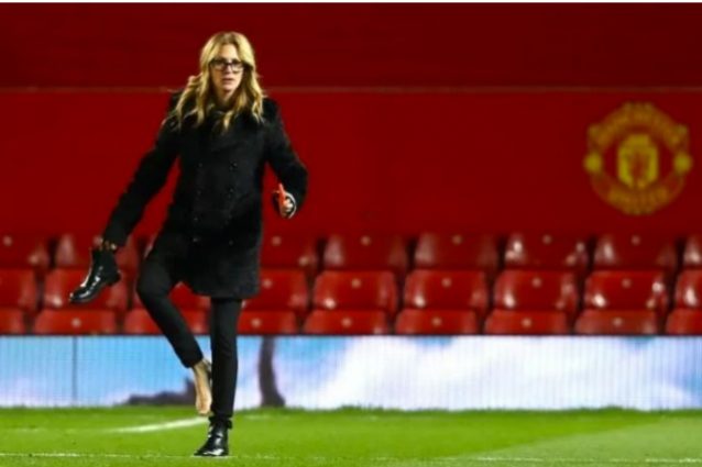 Julia Roberts all'Old Trafford per tifare Manchester, poi va a piedi nudi sul prato