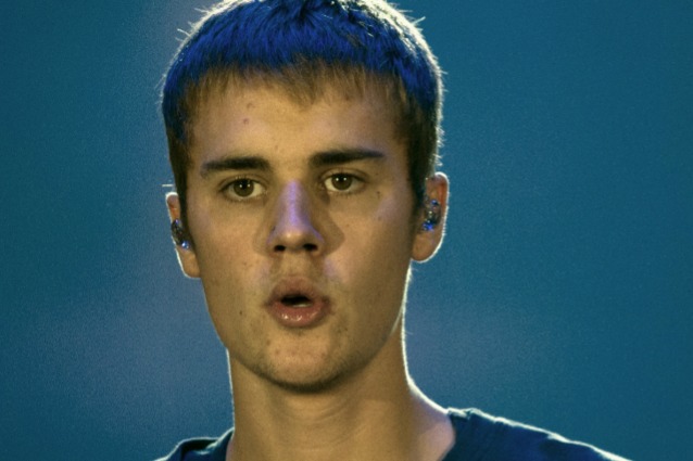 Ancora guai per Justin Bieber, sferra un pugno in faccia a un minorenne e lo fa sanguinare