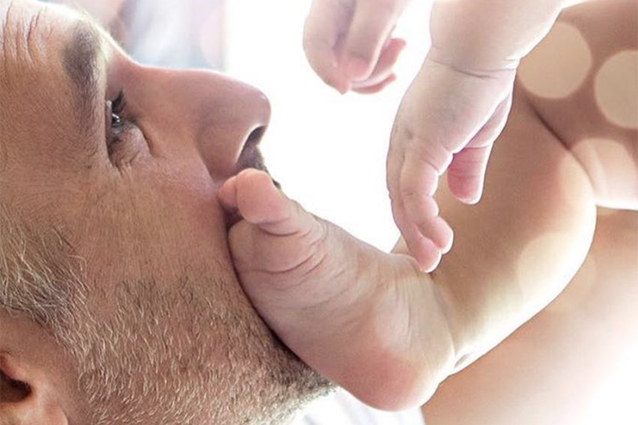 Raoul Bova papà tenerissimo: la foto con i piedini della figlia Luna