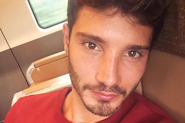 "La fidanzata di Stefano De Martino non è famosa", Emma Marrone esclusa dalle ipotesi
