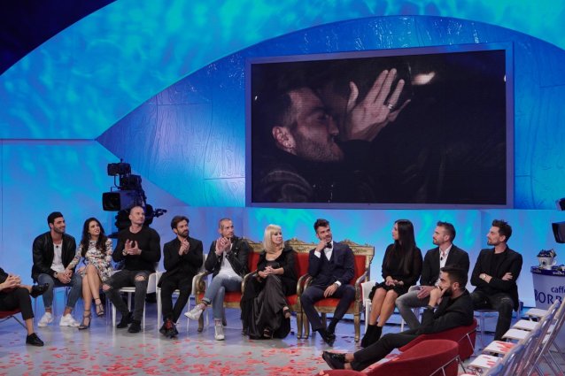 Onore a Maria De Filippi: grazie a lei per le strade si acclama una coppia gay